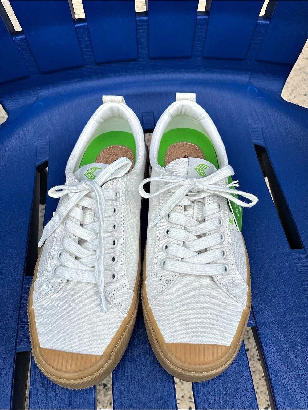 Cariuma OCA Low Off-White Canvas Gum Sole Sneakers US 9.5 Like New